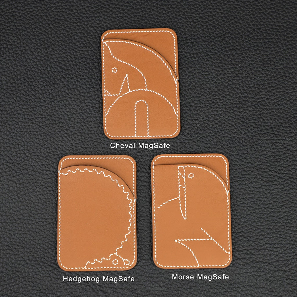 Porte-cartes MagSafe en veau Swift coloris Gold.Cheval MagSafe card holder