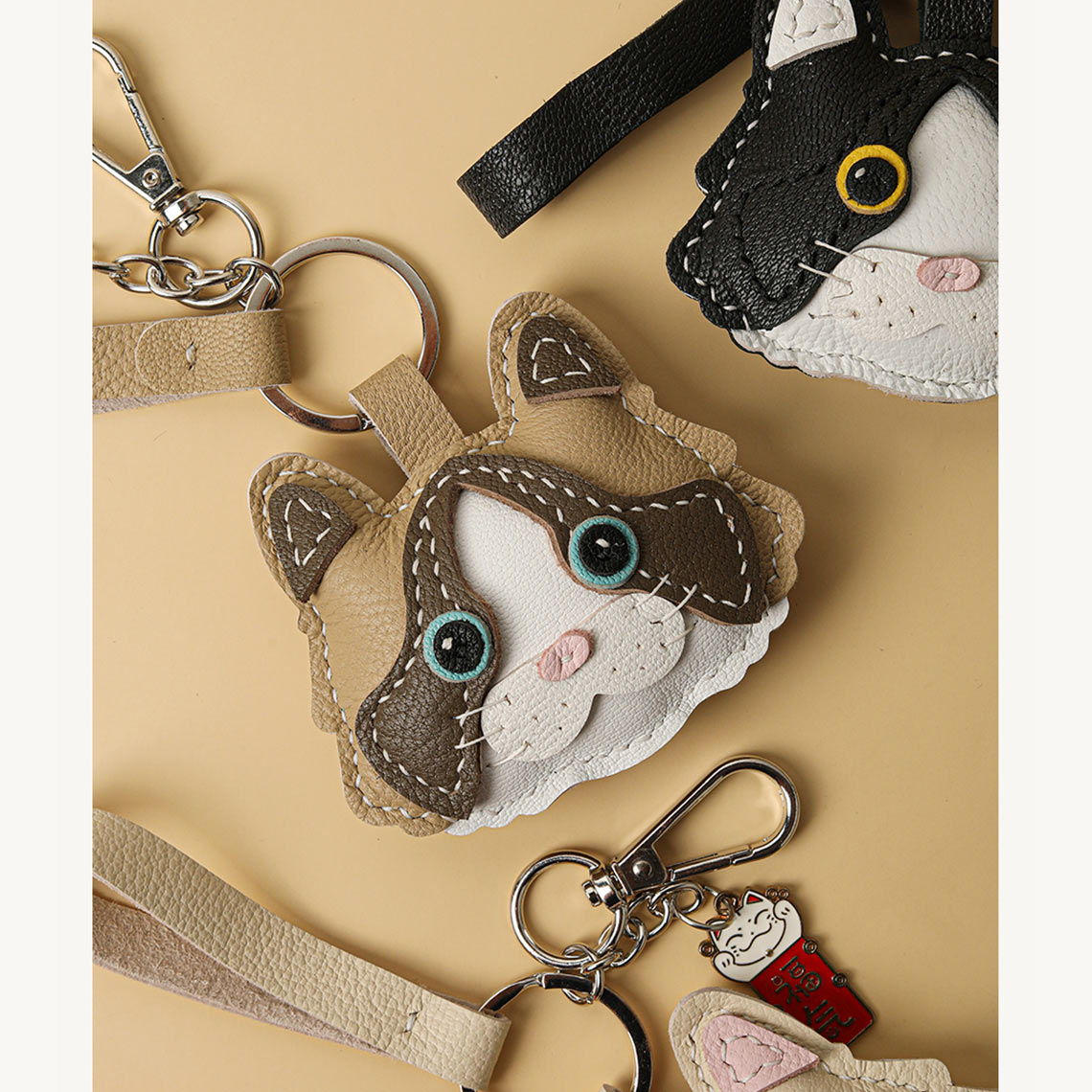 Adorable Kitten Keychain in Leather | Kitty Keychain Patterns - Small DIY Project for Home - Wirkin®