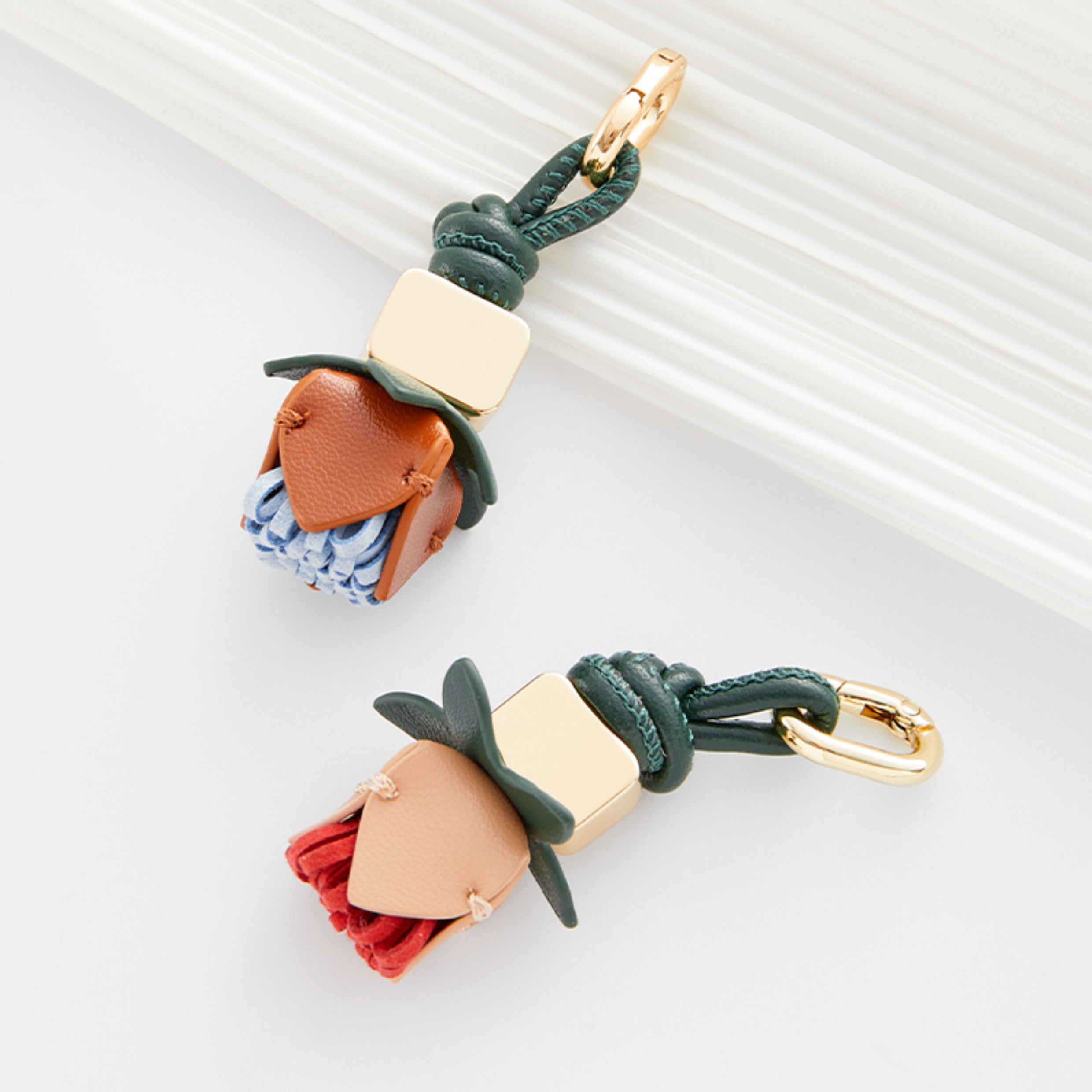 Handcrafted Leather Flower Keychain Pendant - 3D Floral Decoration,Leather micro charm