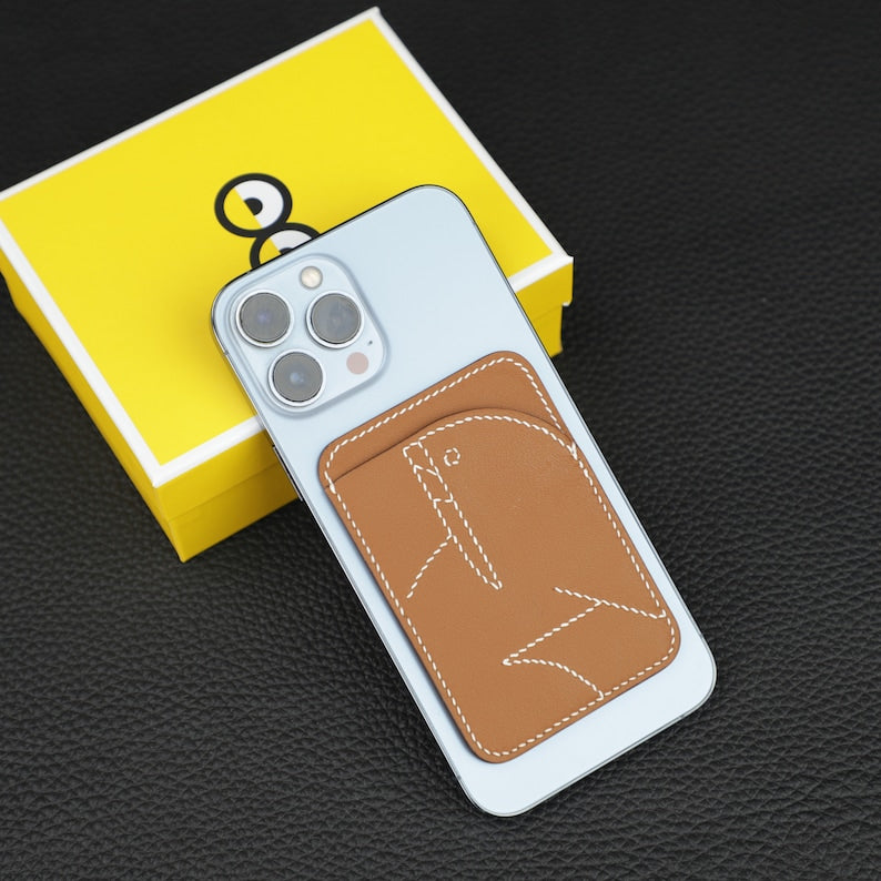Porte-cartes MagSafe en veau Swift coloris Gold.Cheval MagSafe card holder