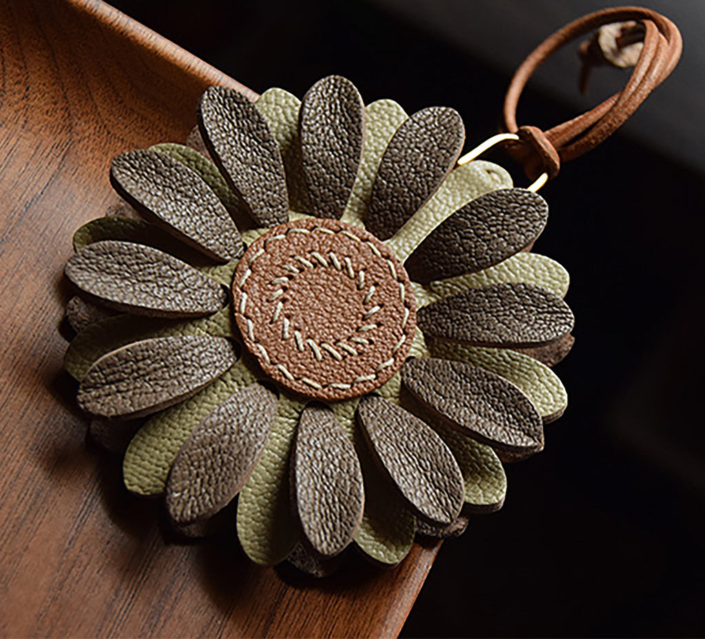 Handcrafted Leather Flower Keychain for Car – Original Design, Simple and Creative Rearview Mirror Hanging Accessory, Unique Gift