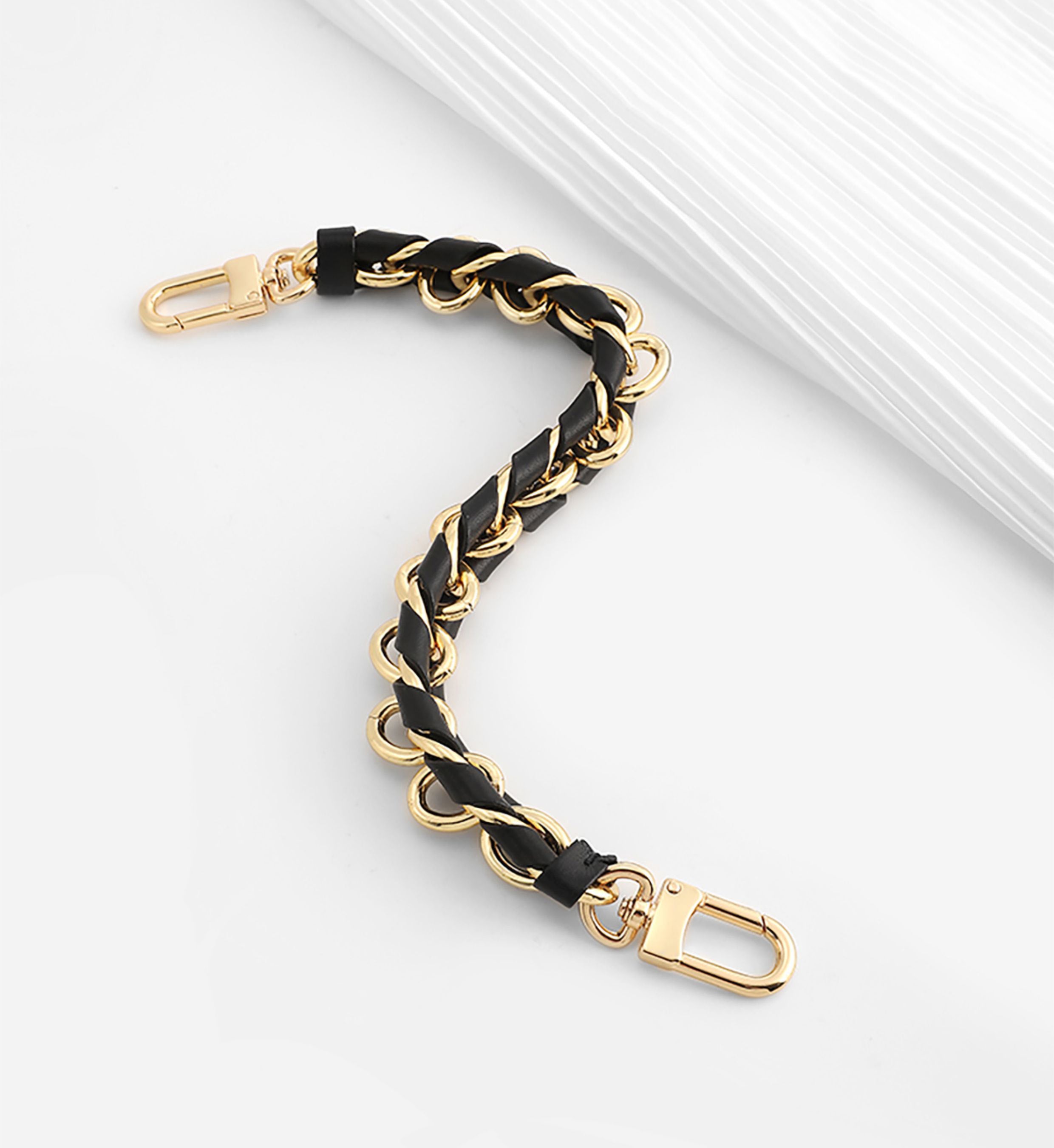 The NéoNoé bucket bag handbag strap, black genuine leather material underarm shoulder strap, and metal material fashionable underarm shoulder strap.